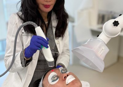 Dottoressa Mianmian Wang Durante Trattamenti Laser