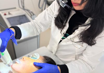 Dottoressa Mianmian Wang Durante Trattamenti Laser