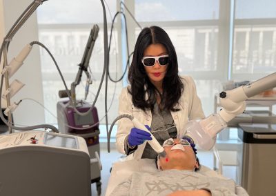 Dottoressa Mianmian Wang Durante Trattamenti Laser