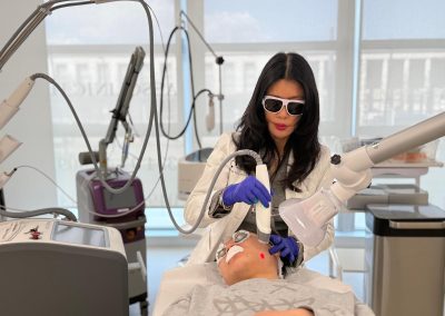 Dottoressa Mianmian Wang Durante Trattamenti Laser